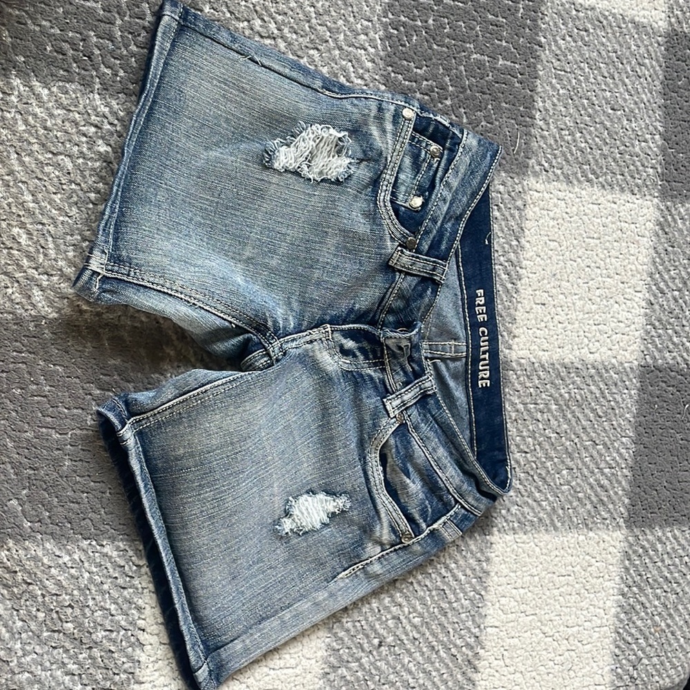 Free culture Jean shorts